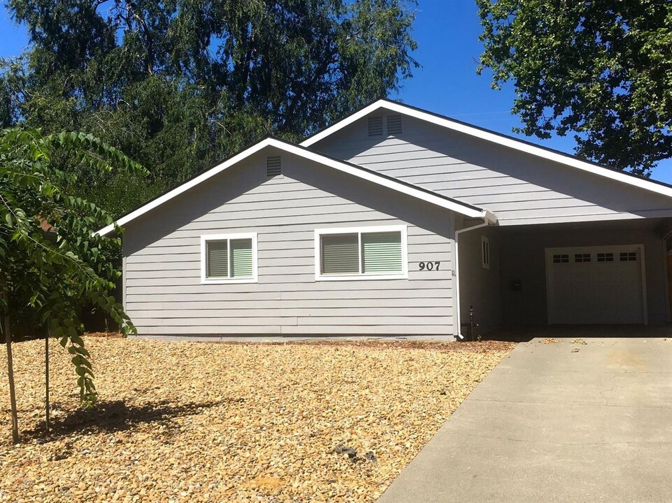 907 Chestnut Ln in Davis, CA - Building Photo