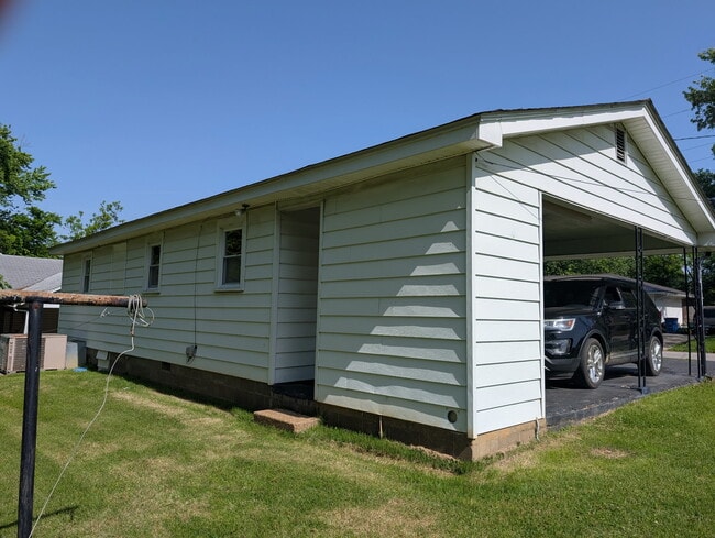 401 W Main St in Greenfield, TN - Building Photo - Building Photo