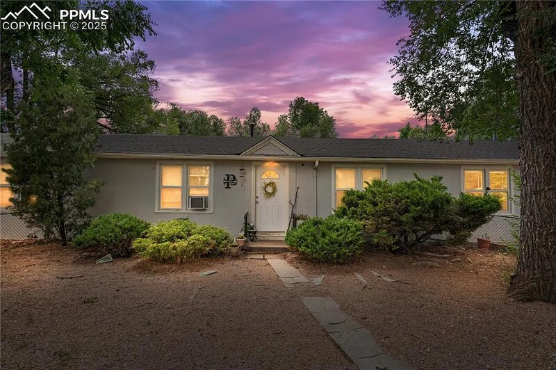 317 W Harrison St in Colorado Springs, CO - Foto de edificio