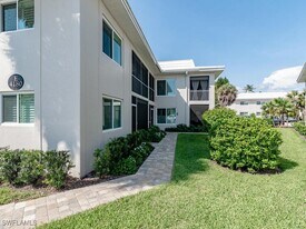 4180 Crayton Rd in Naples, FL - Building Photo