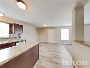 5162 Sandwood Dr in Indianapolis, IN - Foto de edificio - Building Photo