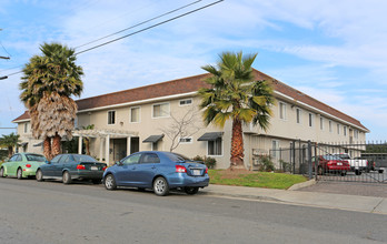 Tehama Palms Apartment in Hayward, CA - Building Photo - Building Photo