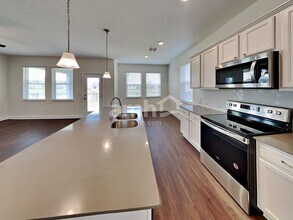 33860 Night Lily Dr in Zephyrhills, FL - Foto de edificio - Building Photo