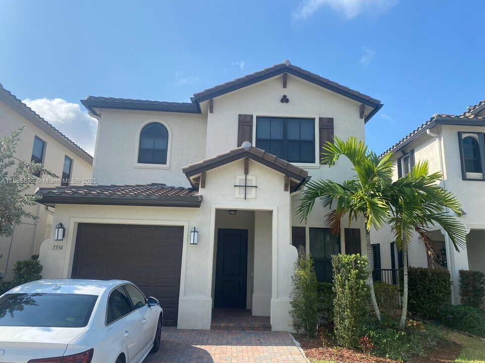 3334 W 96 Pl in Hialeah, FL - Building Photo