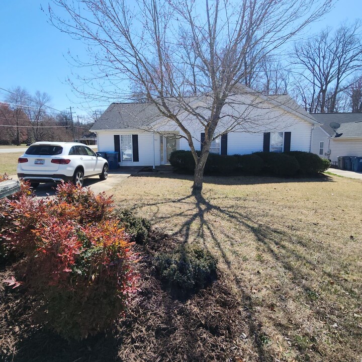 701 Ashcroft Rd in Greensboro, NC - Building Photo