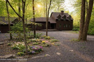 26 Webster Rd in Woodstock, NY - Building Photo