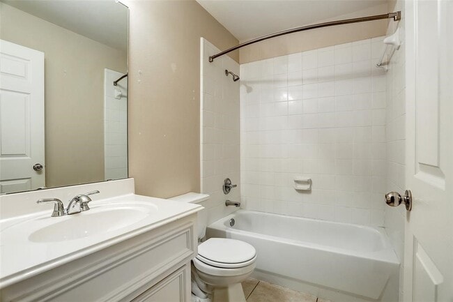 property at 934 E Heights Hollow Ln