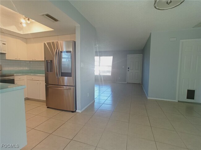 1815 SE 11th Ave in Cape Coral, FL - Building Photo - Building Photo