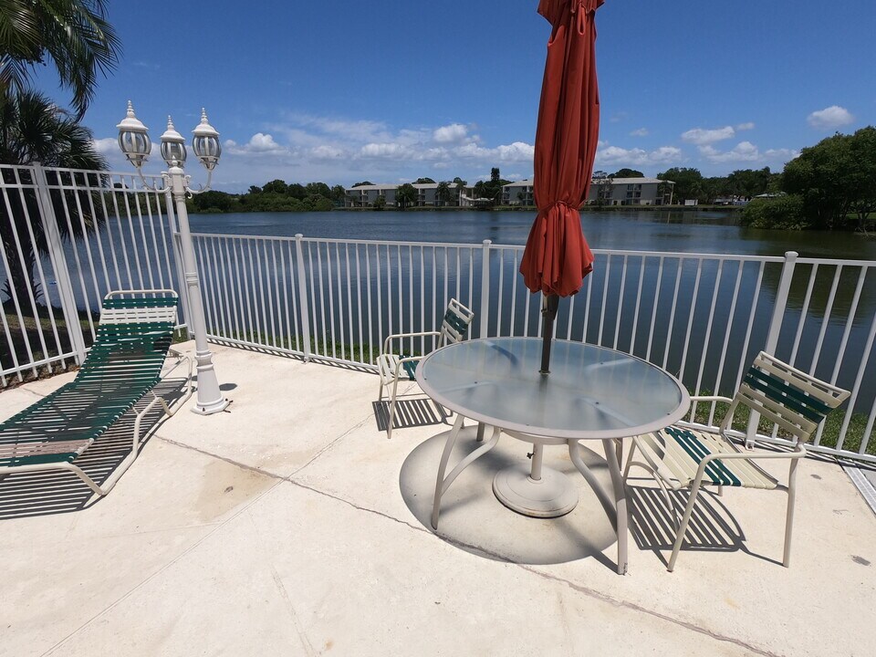 11485 Oakhurst Rd in Largo, FL - Building Photo
