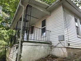 607 East Ave in Shinnston, WV - Building Photo