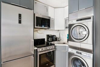 244 E 75th St in New York, NY - Building Photo - Building Photo