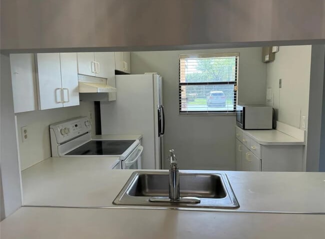 9232 NW 1st St, Unit Pine Lake in Pembroke Pines, FL - Building Photo - Building Photo