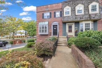 4800 Bradley Blvd, Unit 198 in Bethesda, MD - Foto de edificio - Building Photo