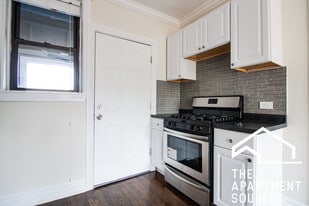 1056 W Lill Ave, Unit 2A in Chicago, IL - Building Photo