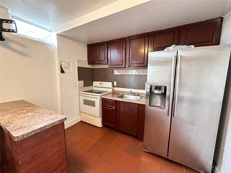 112 Newton Rd in West Park, FL - Building Photo