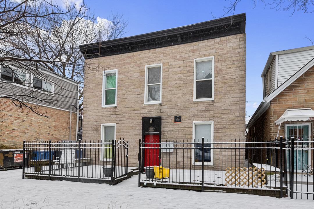 2312 W McLean Ave, Unit 1W in Chicago, IL - Building Photo