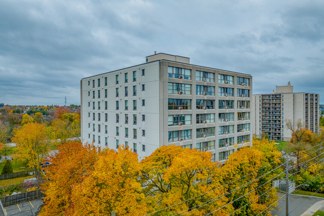 Silver Brook Condominiums in Guelph, ON - Building Photo