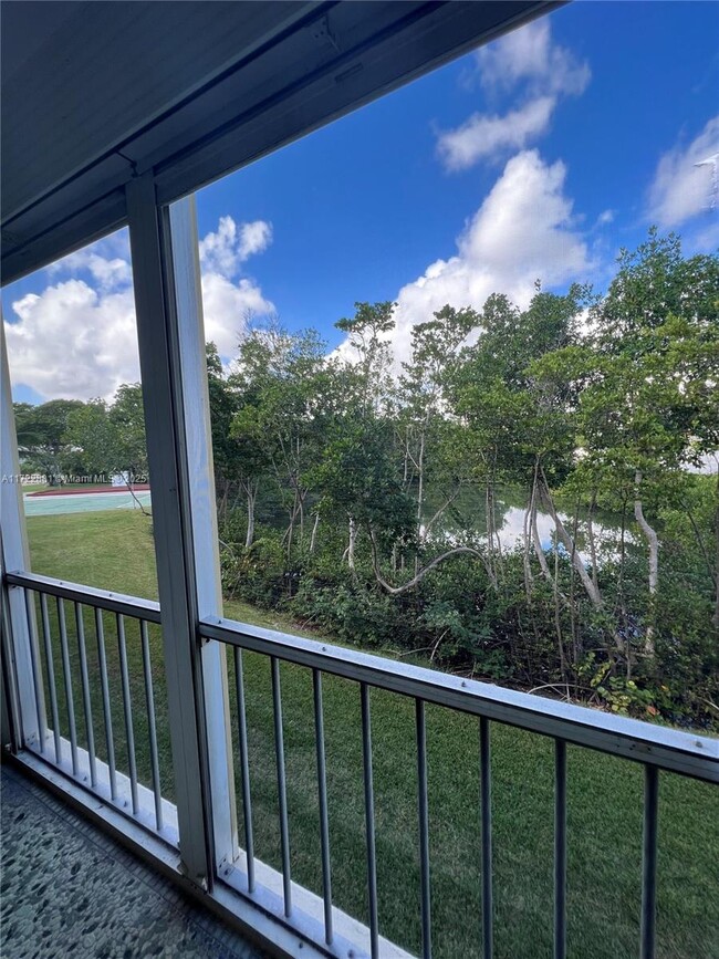 2929 Point E Dr in Aventura, FL - Building Photo - Building Photo