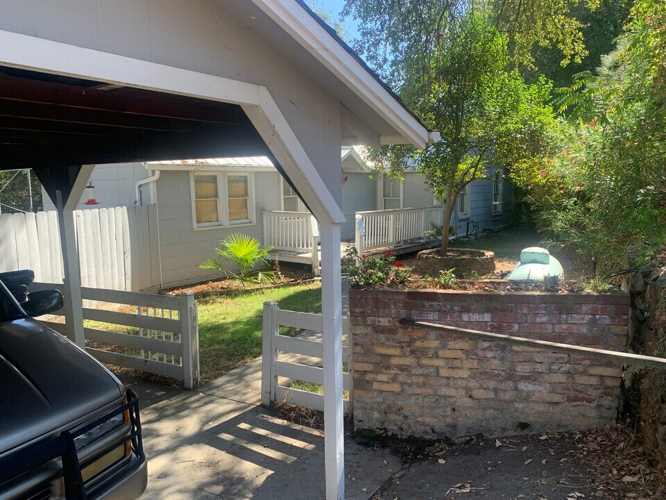 182 E Live Oak Dr in Sonora, CA - Building Photo
