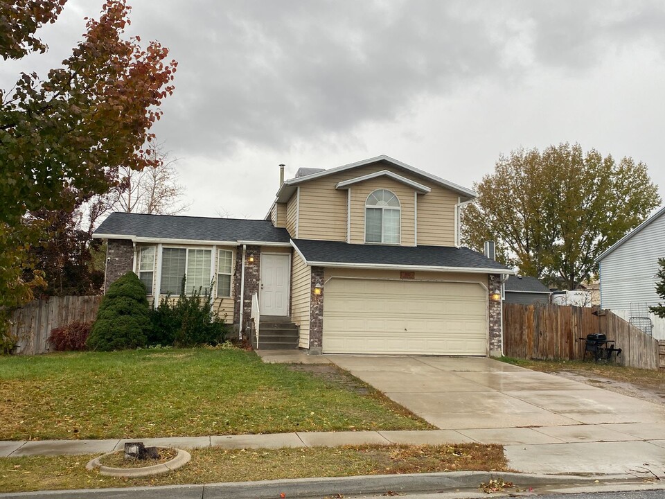 5922 Woodview Dr in Kearns, UT - Building Photo