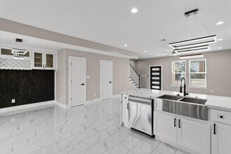 7925 Colonial Ln in Houston, TX - Building Photo - Building Photo