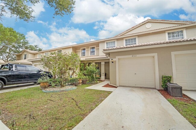 8511 E Southgate Shores Cir in Tamarac, FL - Foto de edificio - Building Photo