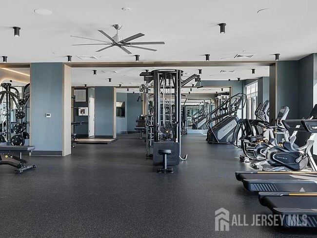 2000 Schindler Dr in South Amboy, NJ - Foto de edificio - Building Photo