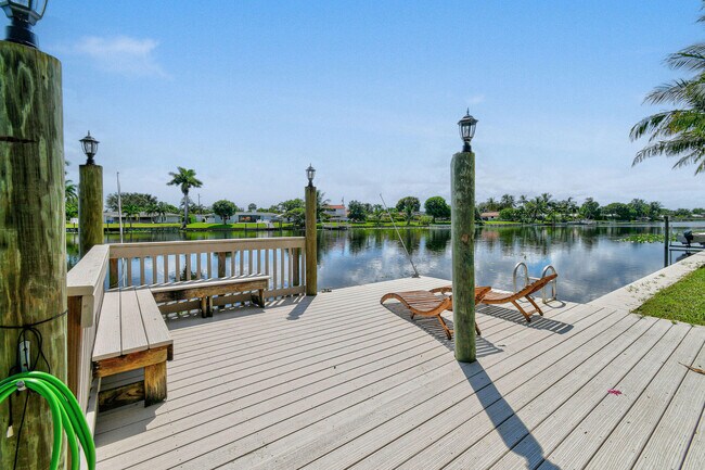 8110 W Lake Dr in West Palm Beach, FL - Building Photo - Building Photo