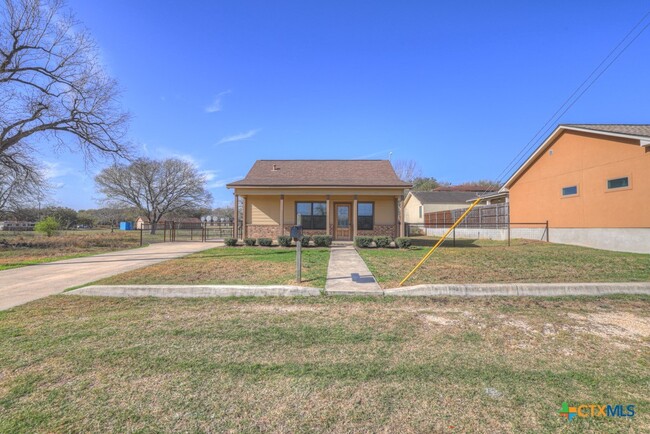 1607 2nd St in Floresville, TX - Building Photo - Building Photo