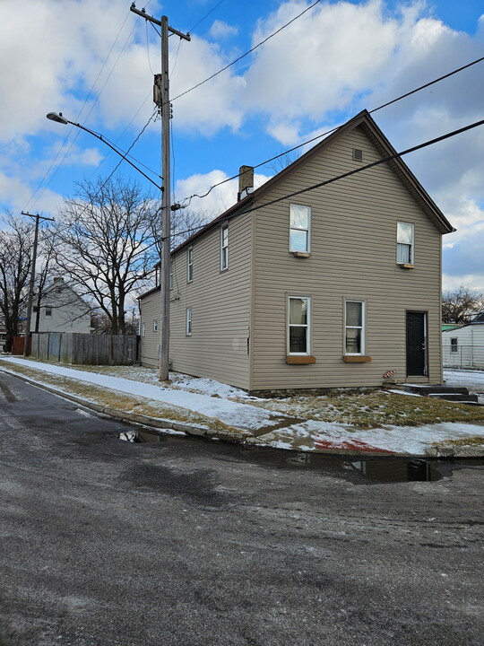 3137 W 105th St, Unit downstairs in Cleveland, OH - Building Photo