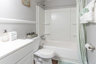 Colonial Townhouses- Students save up to 10%! in Durham, NC - Foto de edificio - Interior Photo