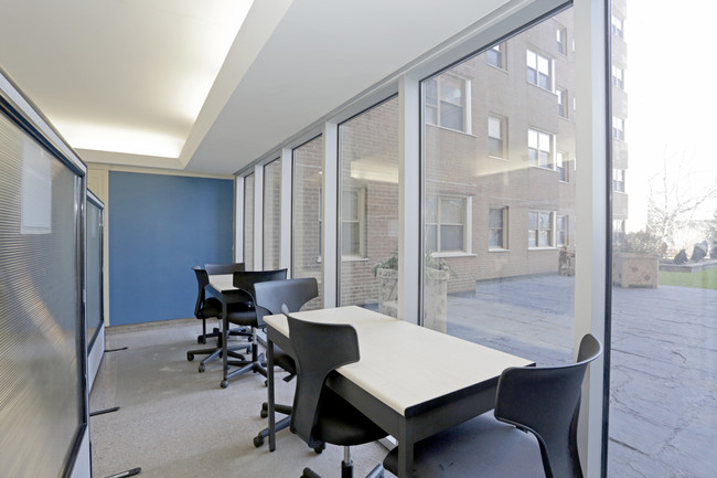 5630 N Sheridan Rd in Chicago, IL - Building Photo - Interior Photo