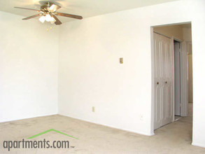 Clifton Square Apartments in Cincinnati, OH - Building Photo - Interior Photo