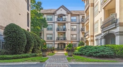 2910 Clairmont Rd in Atlanta, GA - Foto de edificio - Building Photo