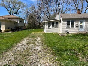 2122 Sprucewood Ave in Des Plaines, IL - Foto de edificio - Building Photo