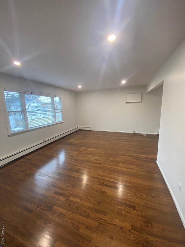 165 Banbury Rd in Mineola, NY - Building Photo - Building Photo