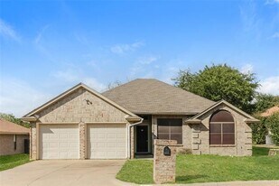 1632 Hunting Green Dr in Fort Worth, TX - Building Photo