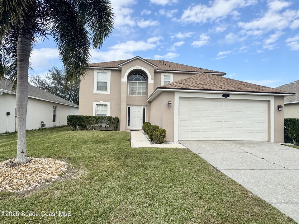 2061 Brookshire Cir in West Melbourne, FL - Building Photo