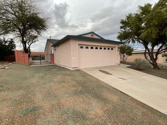 9005 E Mayberry Dr in Tucson, AZ - Building Photo - Building Photo
