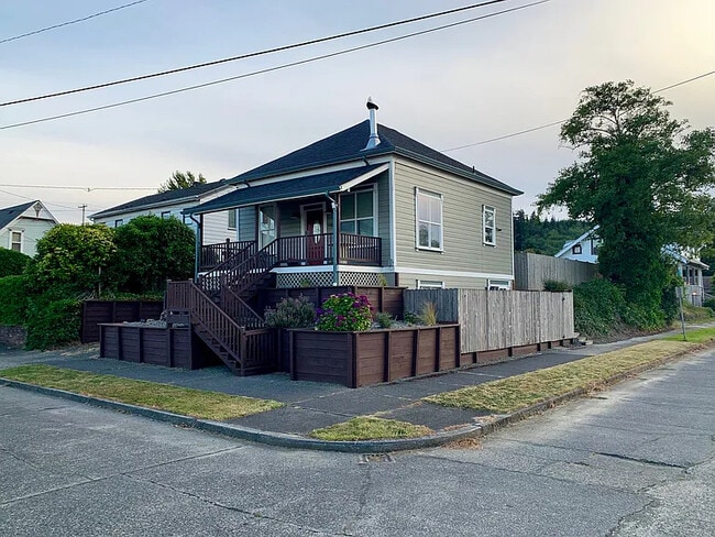 property at 405 S 8th St