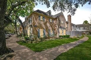 13240 Trail Hollow Dr in Houston, TX - Building Photo