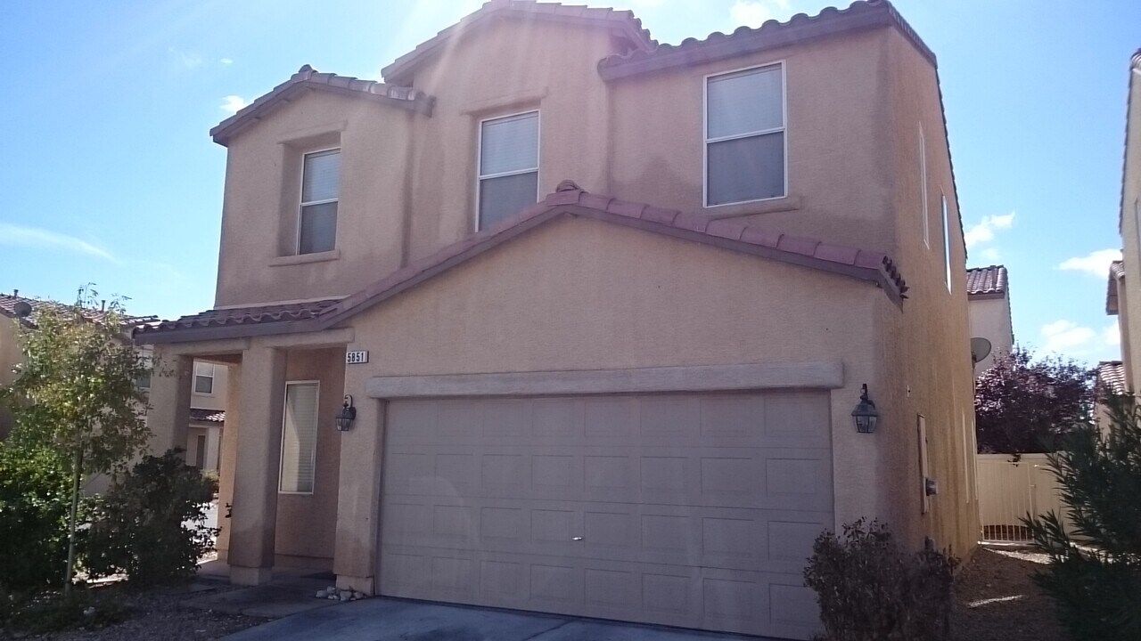 5851 W Santoli Ave in Las Vegas, NV - Building Photo