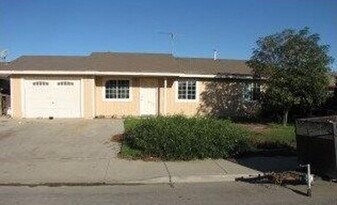 1090 Pinnacles Ave in Greenfield, CA - Building Photo