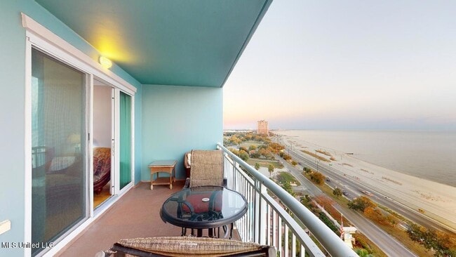 2228 Beach Dr, Unit Unit 1002 in Gulfport, MS - Foto de edificio - Building Photo