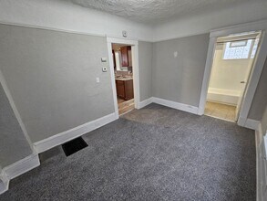 17005 Grovewood Ave in Cleveland, OH - Foto de edificio - Building Photo