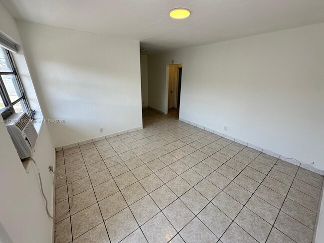 6025 Polk St in Hollywood, FL - Foto de edificio - Building Photo