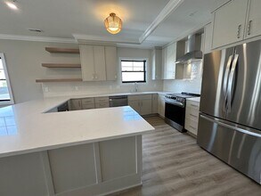 117 W Wisconsin Ave, Unit 117 Wisconsin Ave in Pewaukee, WI - Foto de edificio - Building Photo