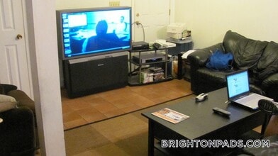 17 Cummings Rd, Unit B in Boston, MA - Foto de edificio - Building Photo