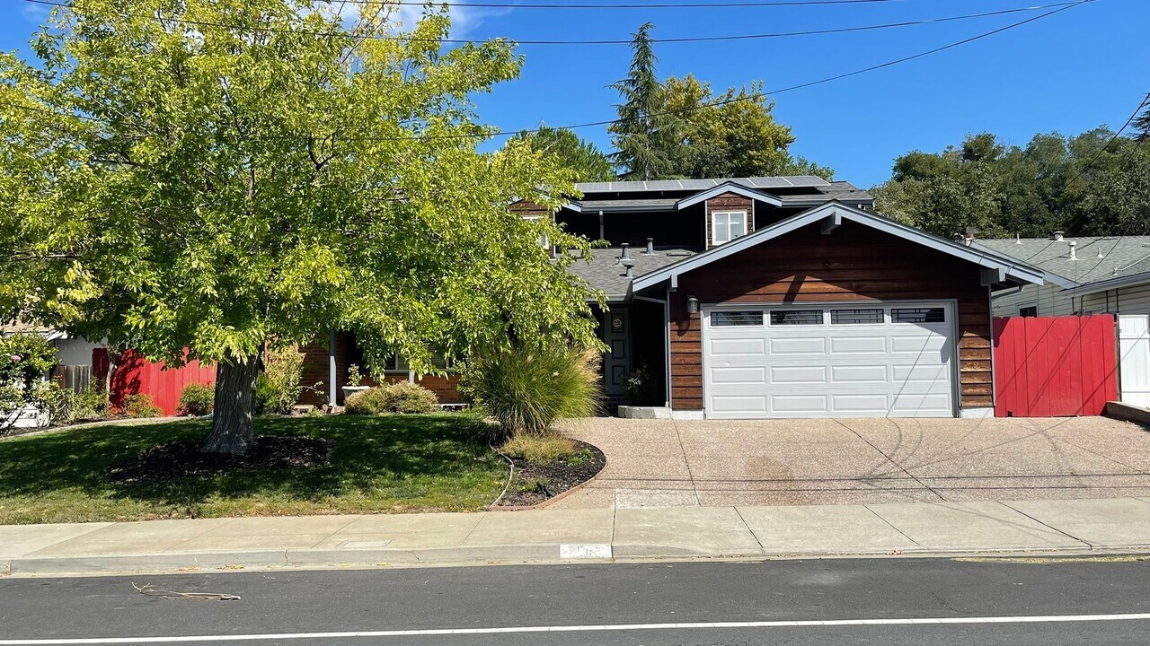 406 Blue Ridge Dr in Martinez, CA - Building Photo