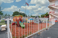 Regal Apartments in Miami, FL - Foto de edificio - Building Photo